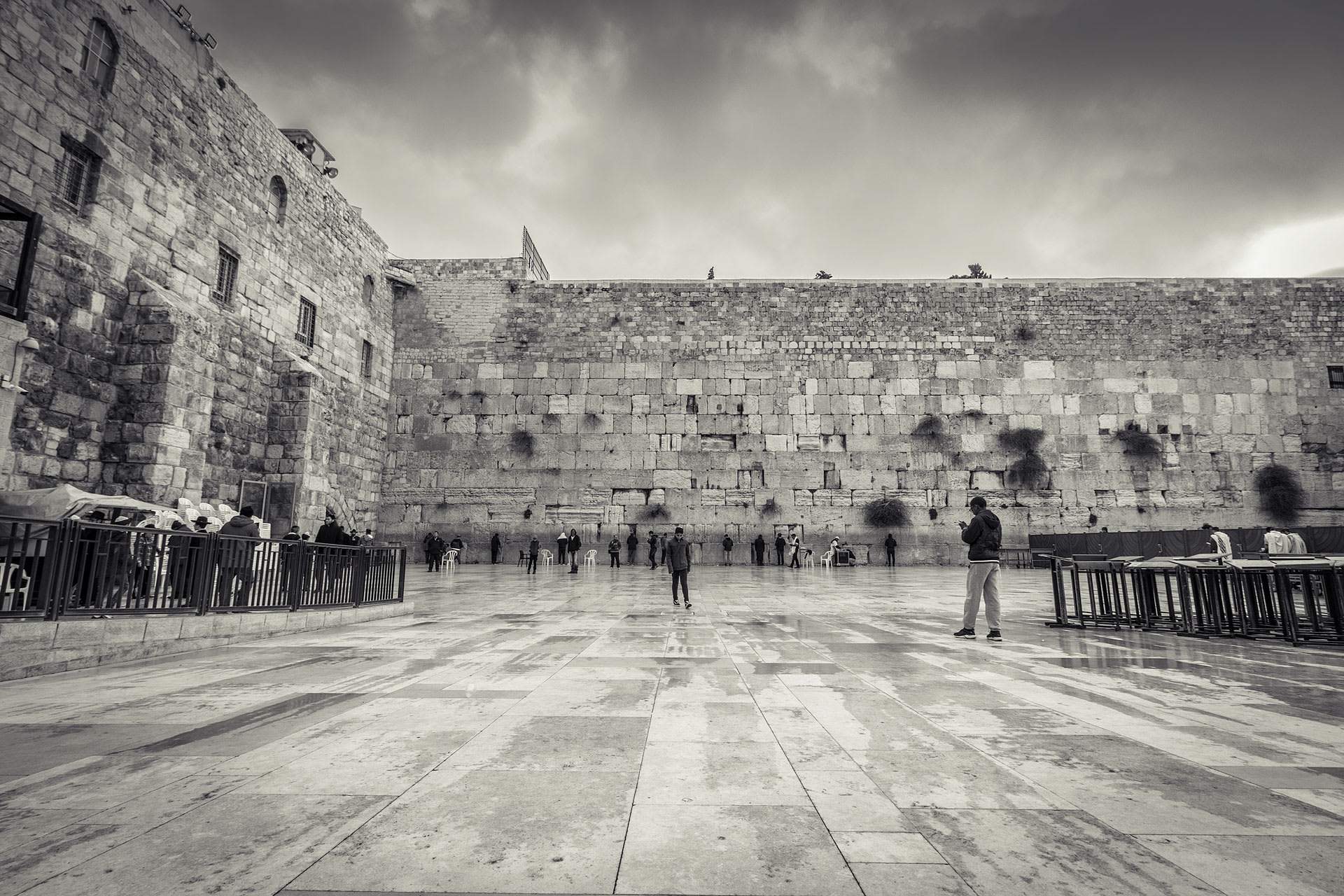 שמים לב איך הקוים של הריצוף מושכים אותנו לקיר?