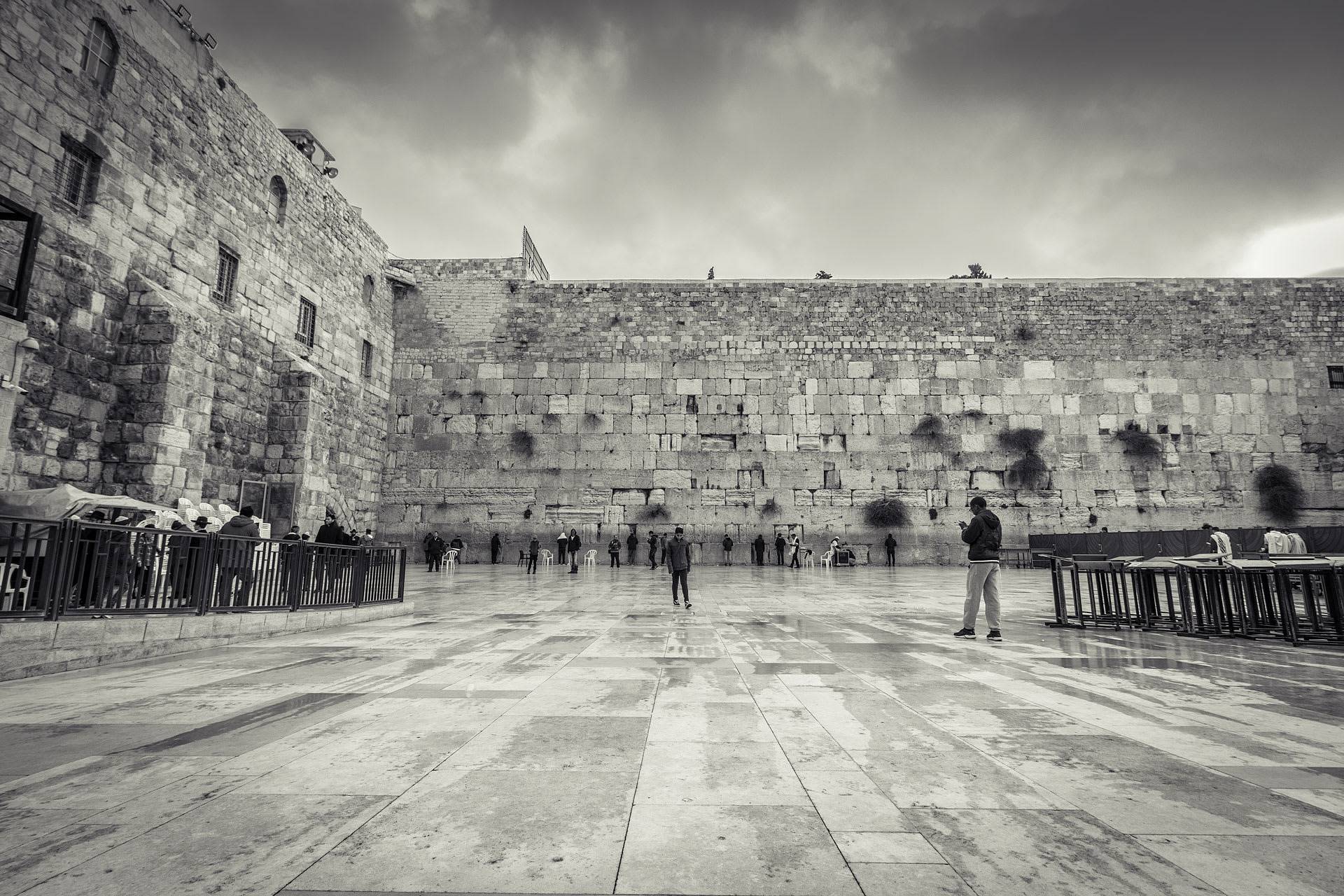 שמים לב איך הקוים של הריצוף מושכים אותנו לקיר?