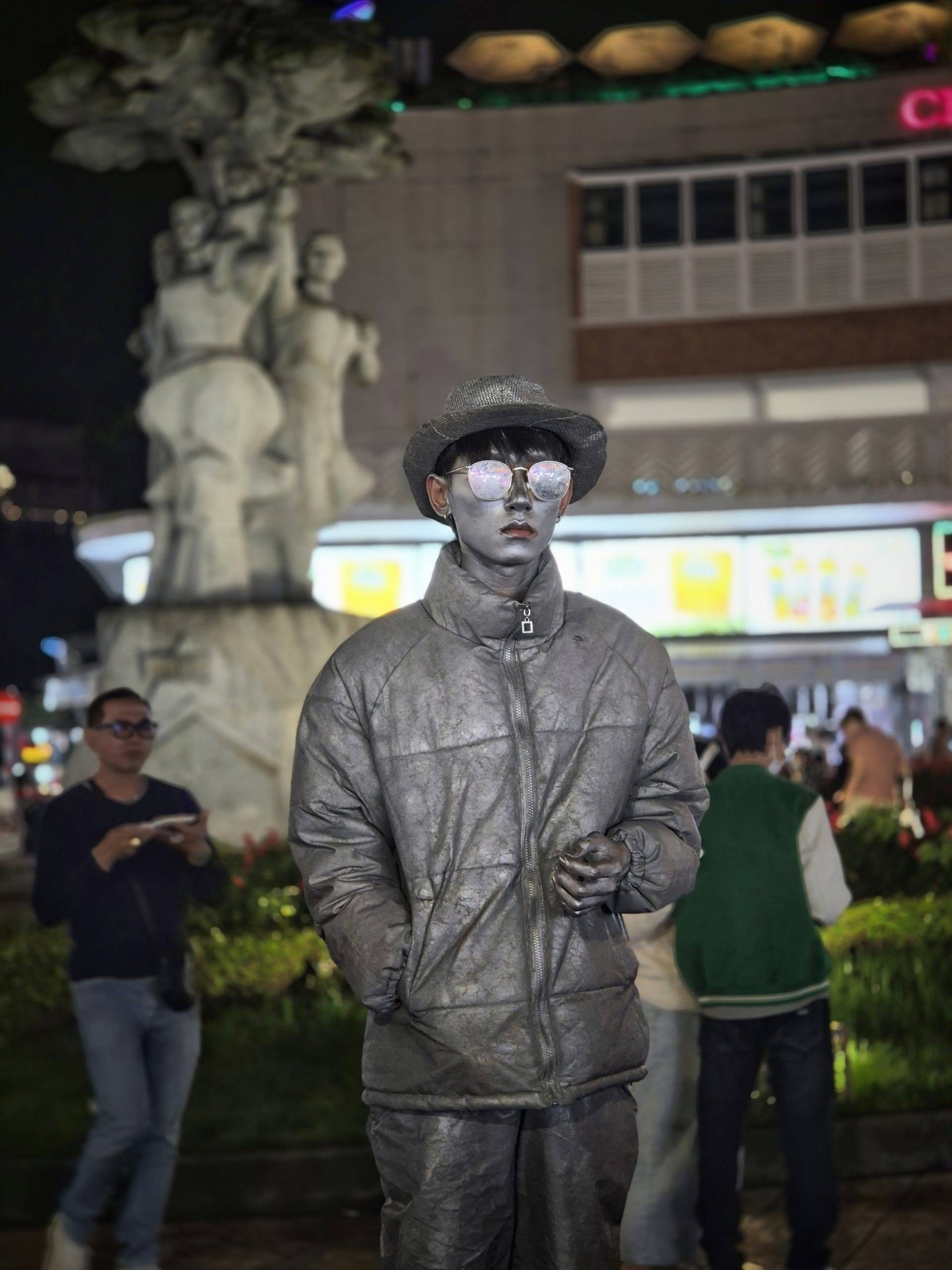 שוק הלילה בדלאת - שימו לב לאיש ברקע שבחסות החשיכה מספיק עוד בורקס גבינה בביס אחד