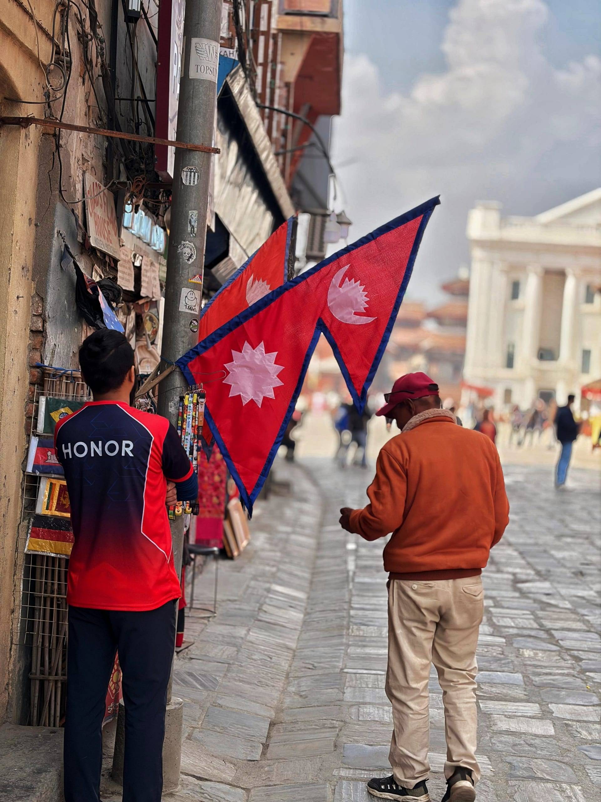 הדגל היחודי של נפאל מתנפנף לו