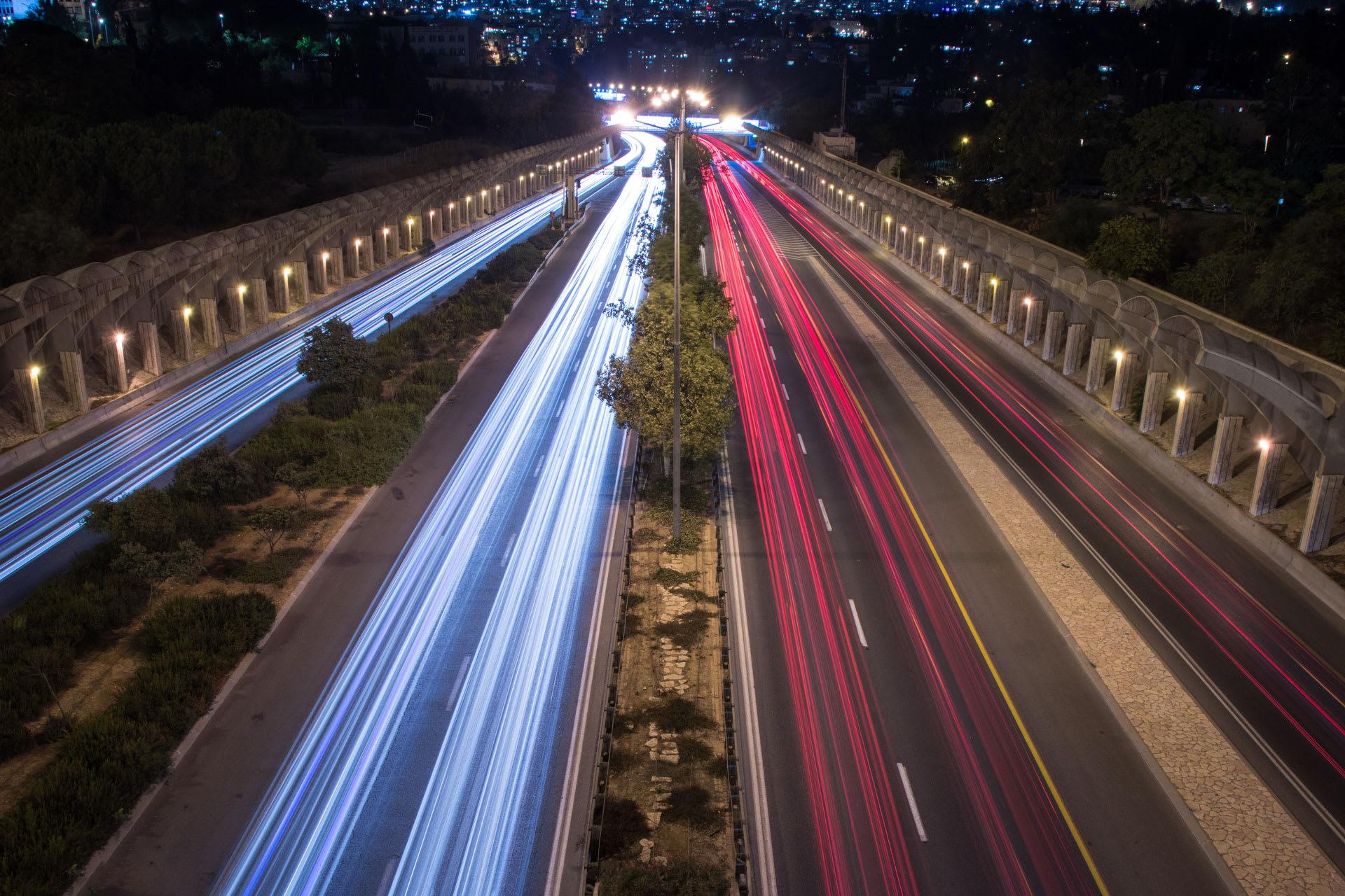 חשיפה ארוכה של כביש בגין בירושלים