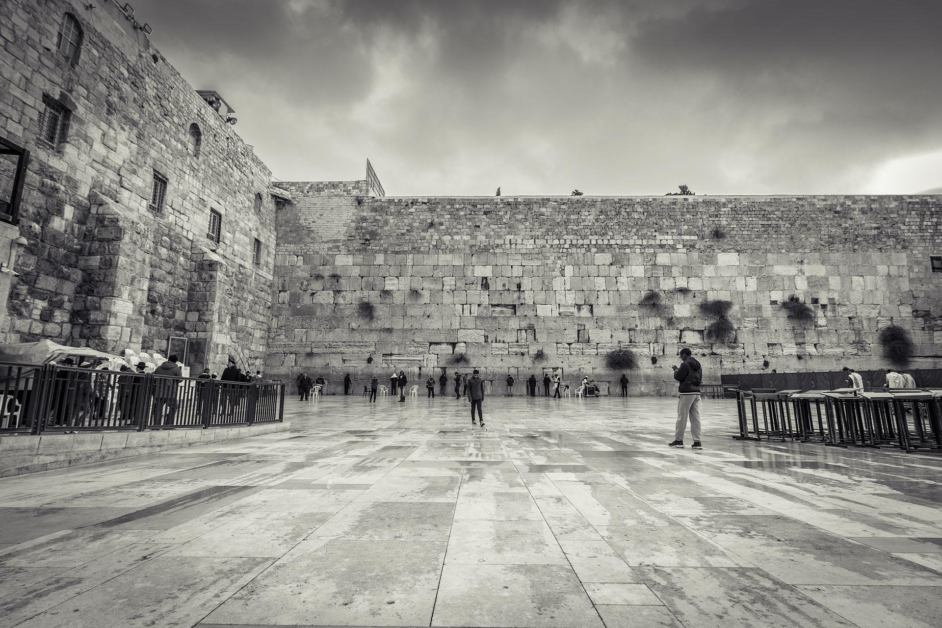 שמים לב איך הקוים של הריצוף מושכים אותנו לקיר?