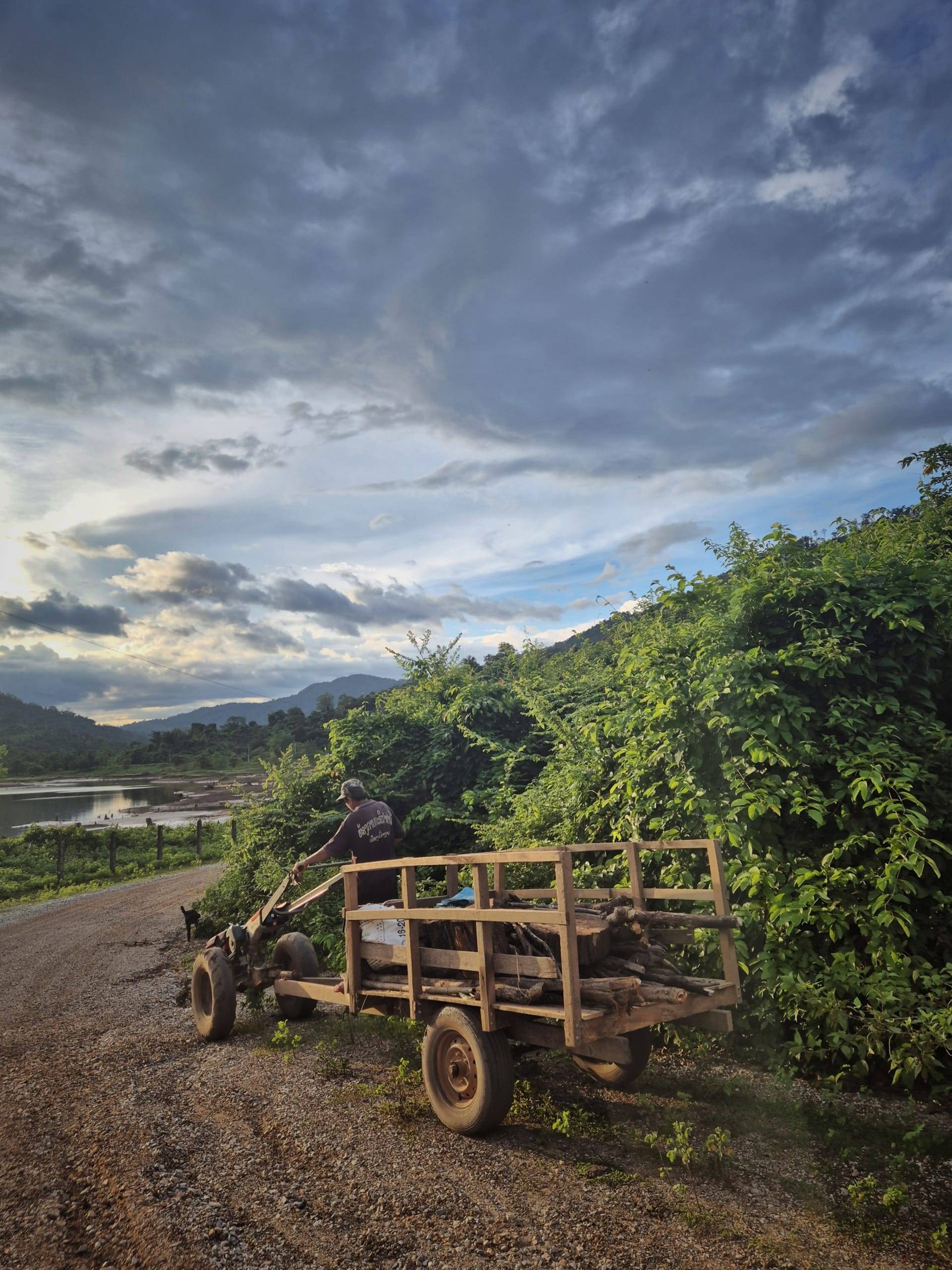 טרקטור מאולתר בכפר ליד המפלים