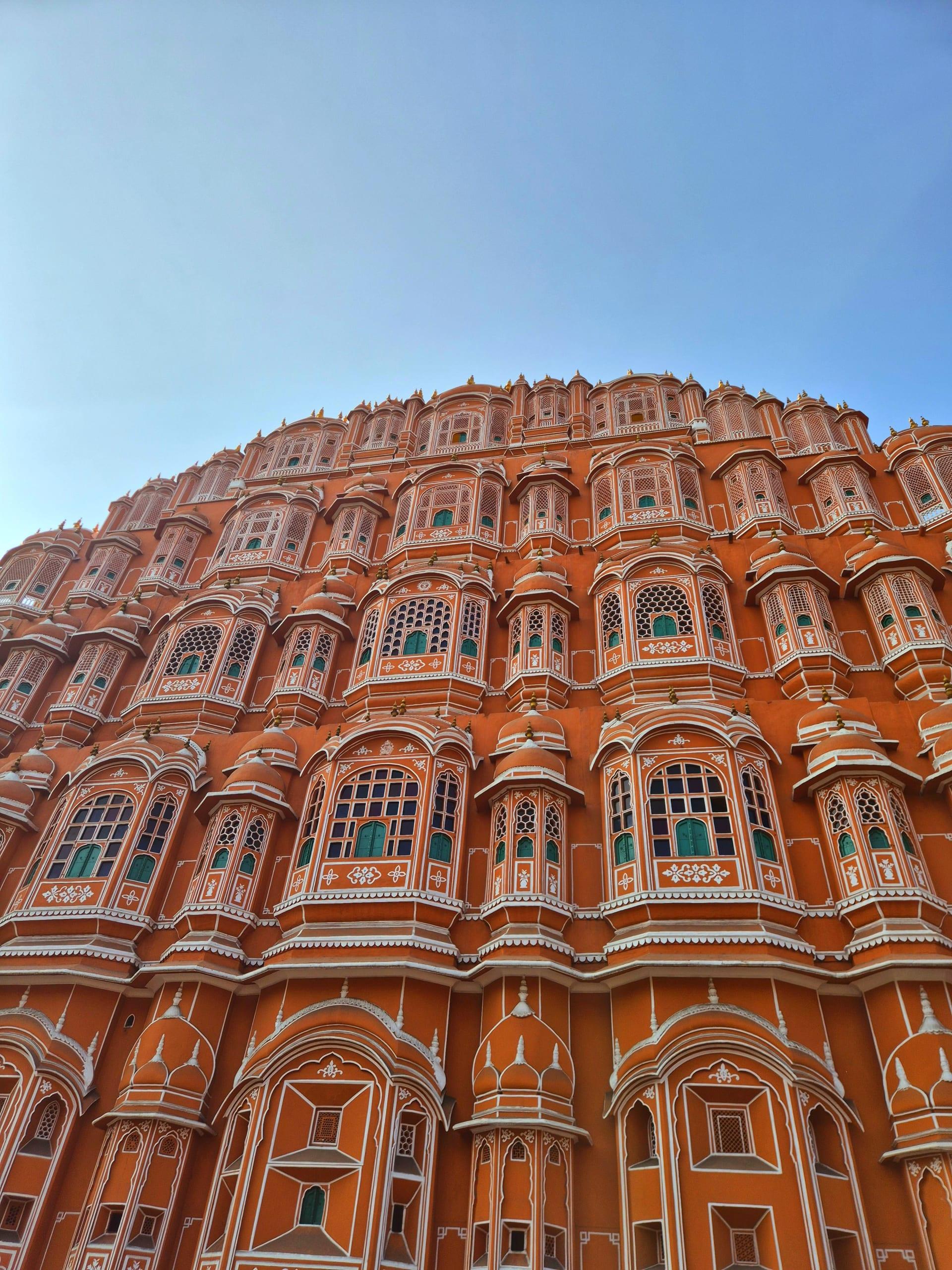 ג'ייפור: טיסה להודו דרך אבו דאבי, קריסטלים ואירוח מקומי מפתיע